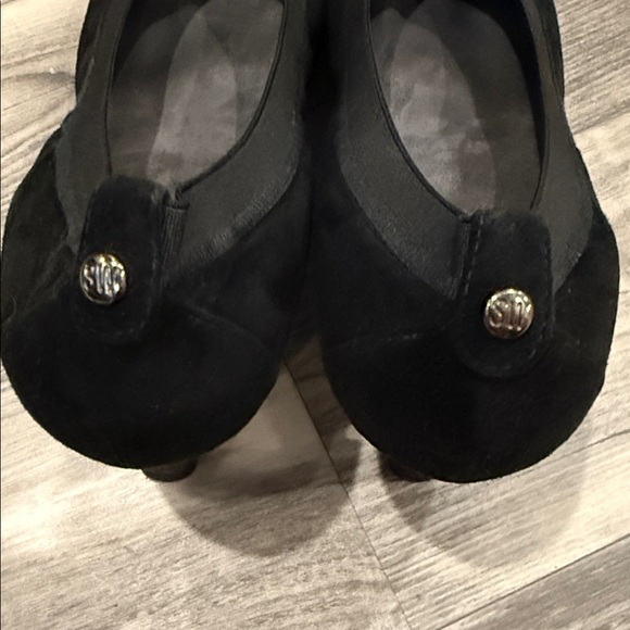 Stuart Weitzman Elegant Black Suede Heels size 9 - Picture 2 of 7